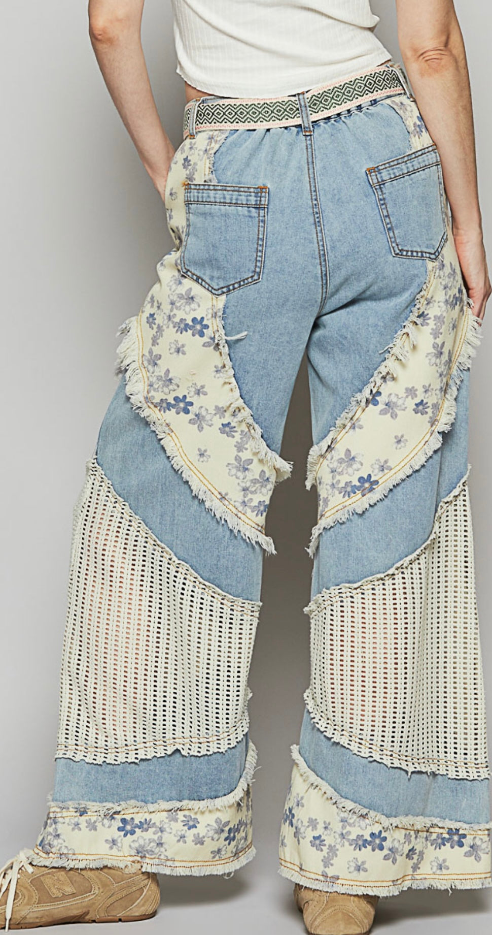 GWP56 Regular fit pants in denim with floral print, crochet contrast