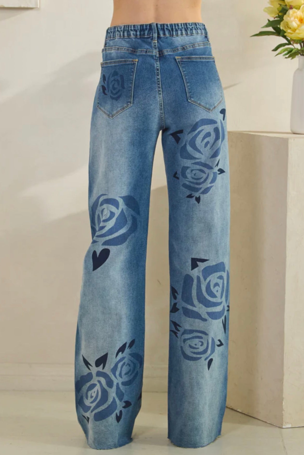 JP0924 | WASHED ROSE PRINT DETAIL MEDIUM WASH JEANS