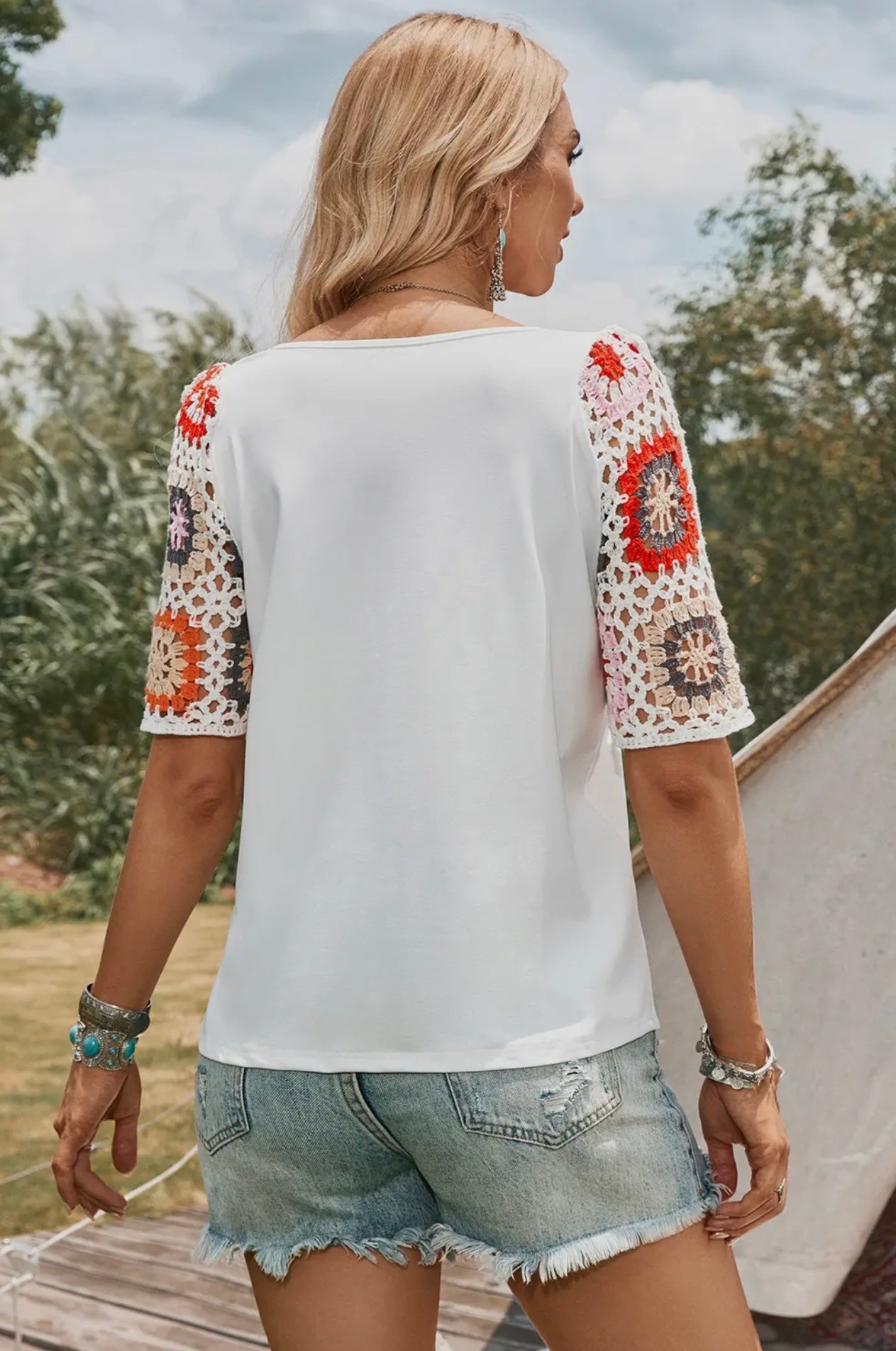LC25126585-P1 White top with crocheted sleeves