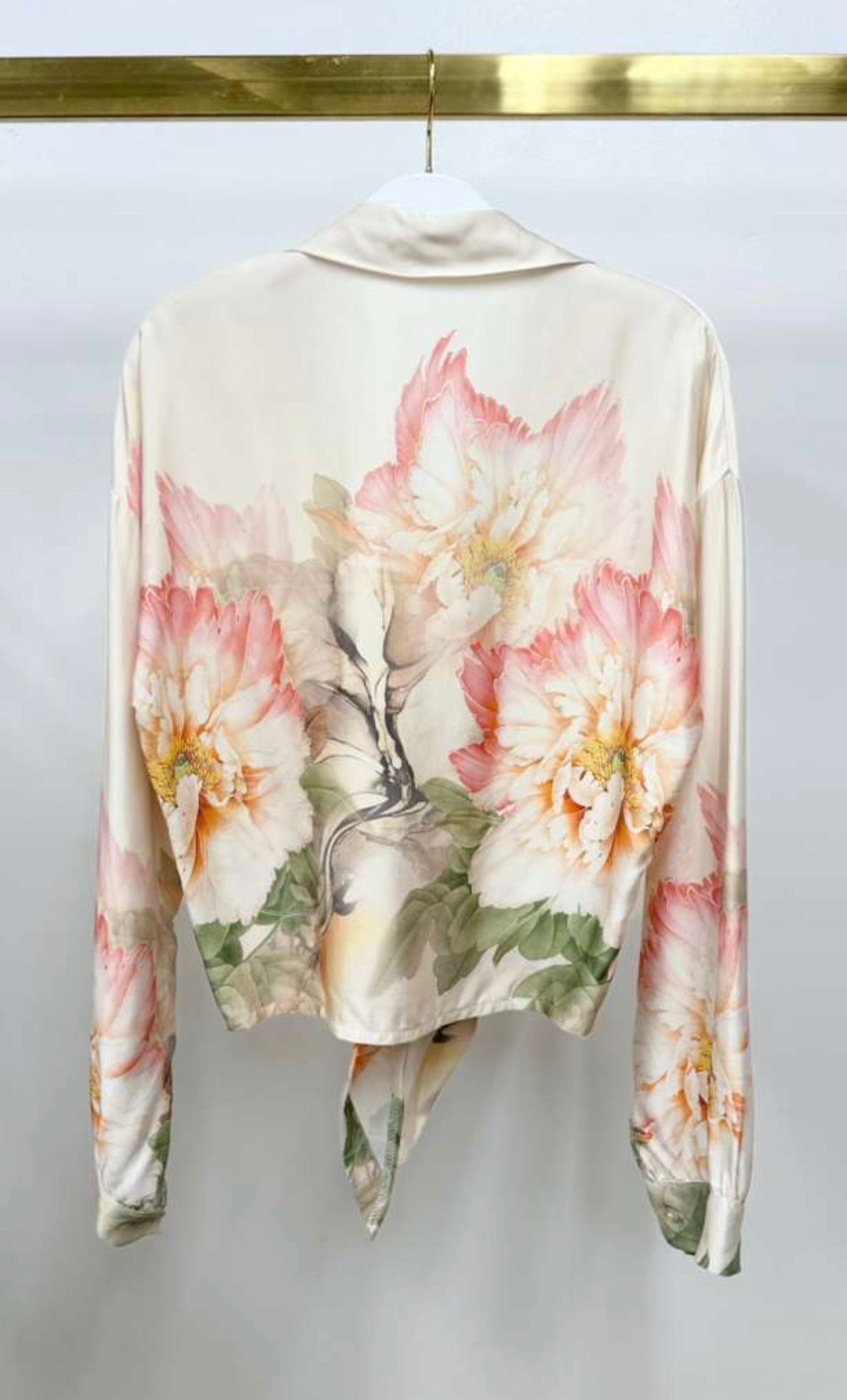 77050V020TOP Water Color Peony Print Button Down Long Sleeve Tie Top