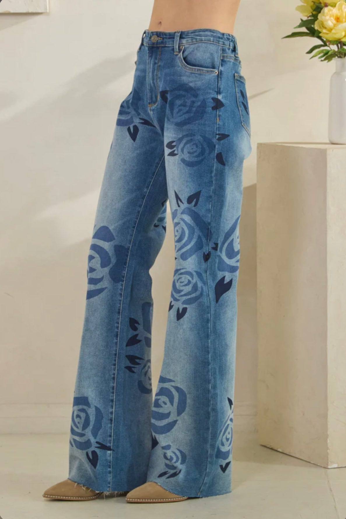 JP0924 | WASHED ROSE PRINT DETAIL MEDIUM WASH JEANS