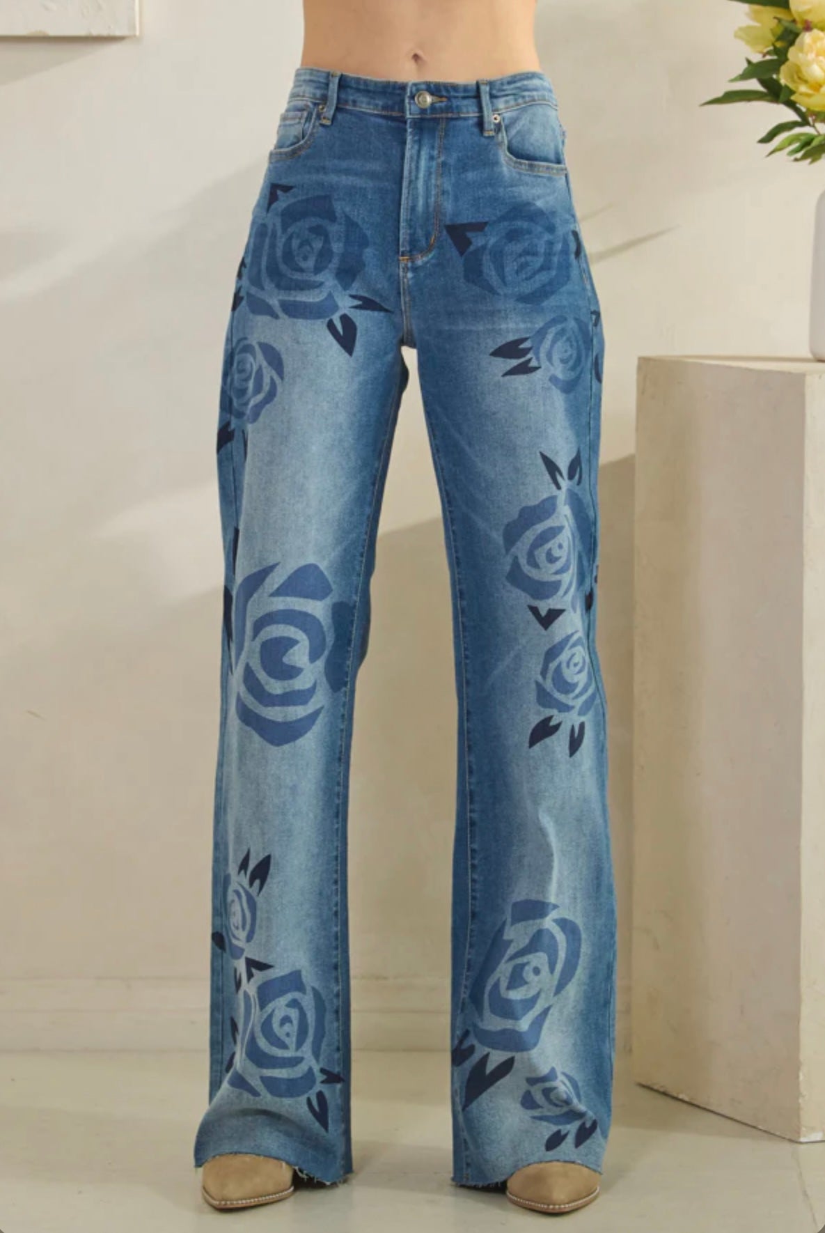 JP0924 | WASHED ROSE PRINT DETAIL MEDIUM WASH JEANS