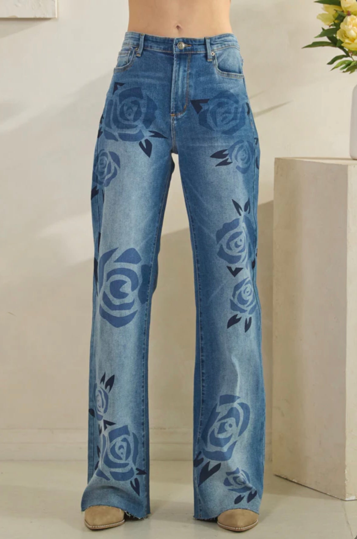 JP0924 | WASHED ROSE PRINT DETAIL MEDIUM WASH JEANS