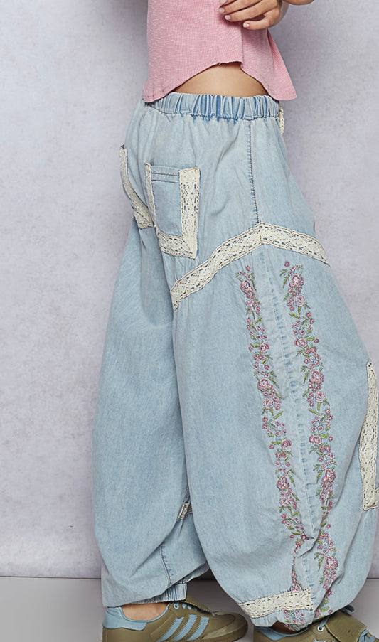 UWP80 Designed in jogger pants in double gauze with trim point, embroidery detail, normal washing, solid color.