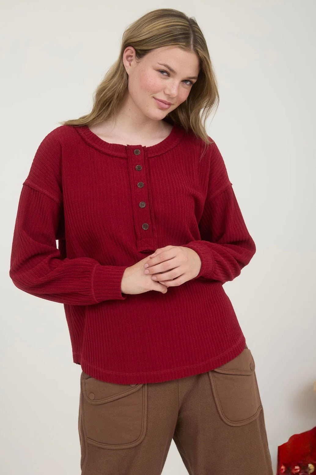 J6ST1001 RIBBED HENLEY LONG SLEEVE EXPOSED SEAM KNIT TOP