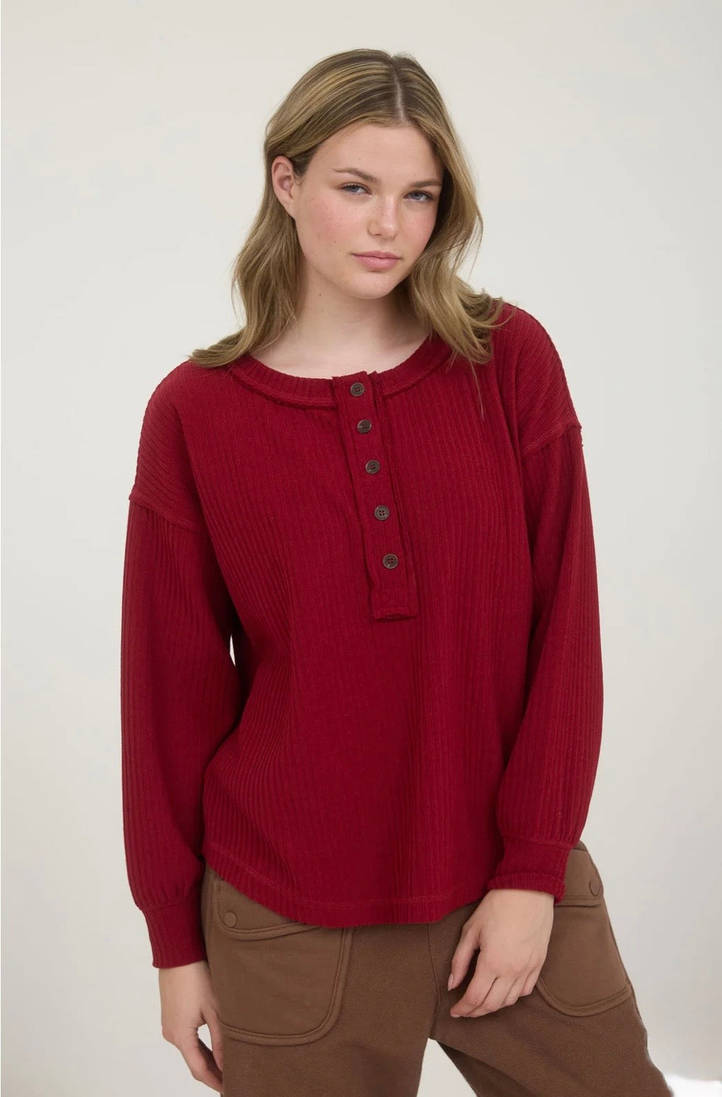 J6ST1001 RIBBED HENLEY LONG SLEEVE EXPOSED SEAM KNIT TOP
